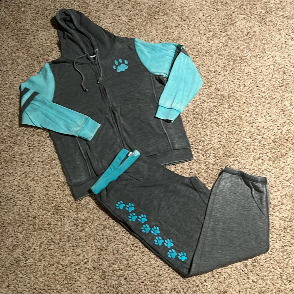Size 1X matching jogger set grey and blue with paw prints